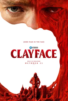 Affiche du film Clayface de DC Studios : visage divisé avec un oeil humain à gauche et une texture rouge argileuse à droite, silhouette encapuchonnée au-dessus d'une skyline urbaine.