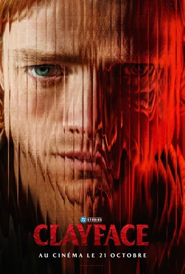 Affiche française de Clayface : gros plan sur un homme roux au visage scindé, côté humain à gauche et côté droit en argile rouge fondante, logo DC Studios et date du 21 octobre.