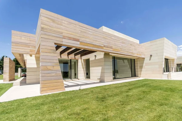 Villa moderne unifloère avec piscine à l'urbanisation La Finca à Madrid, illustrant le type de propriété de star où l'entretien est très coûteux.
