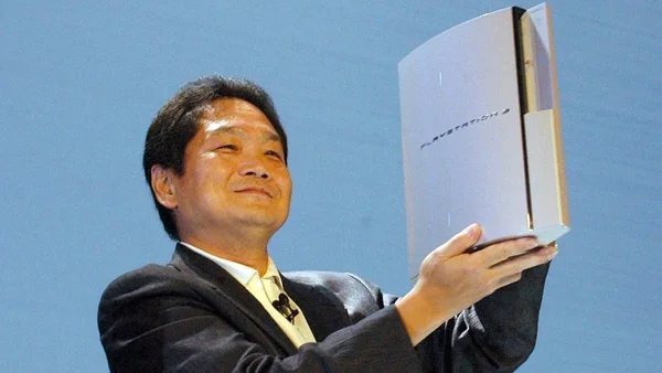 Ken Kutaragi, père de la PlayStation, tenant une console PlayStation 3 contre un fond bleu, illustrant ses déclarations sur l'avenir des consoles