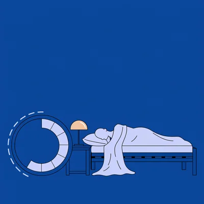 Une personne dort paisiblement dans une chambre bleu nuit, à côté d’un grand réveil rond sans chiffres. Sur le cadran, un arc continu divisé en huit segments évoque le bloc de huit heures d’affilée, tandis qu’un arc en pointillés suggère un sommeil plus fragmenté ; l’ensemble illustre avec calme le mythe de la nuit consolidée.