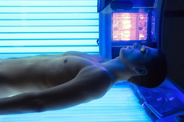 Illustration consacrée aux effets du bronzage en cabine sur la santé de la peau