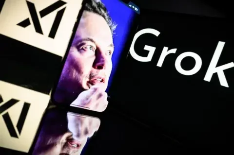 Écran de smartphone affichant, sur fond réfléchissant brillant, le visage d'une personne accompagné du mot « Grok » et du logo X