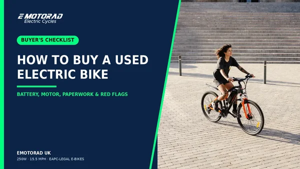 Graphisme publicitaire montrant une femme équipée roulant à vélo électrique, accompagné d'un encadré bleu foncé intitulé 'HOW TO BUY A USED ELECTRIC BIKE' et 'BUYER'S CHECKLIST'.