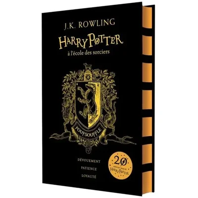 Édition spéciale de "Harry Potter à l'école des sorciers" avec une couverture noire ornée du blason doré de Poufsouffle et du logo des 20 ans.