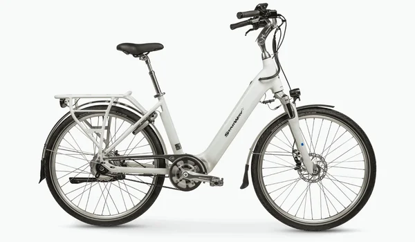 Photographie d'un vélo électrique type Ville (Urban II) blanc et ouvert, avec porte-bagages arrière, garde-boue et freins disque, posé sur un fond blanc uni.