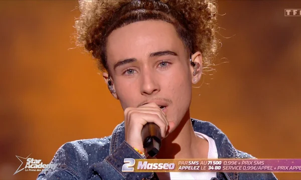 Masséo, jeune homme aux cheveux bouclés, chante dans un micro sur le plateau de la Star Academy 2024, avec le logo de l'émission et un bandeau de vote à l'écran.