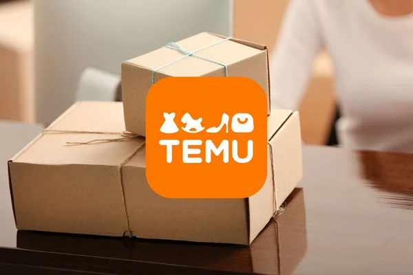 Une image composite montrant deux cartons d'expédition sur une table avec le logo orange de l'application Temu superposé, illustrant le partenariat controversé entre Temu et La Poste.