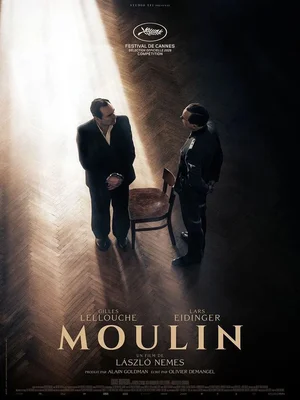 Affiche du film "Moulin" de László Nemes avec deux hommes debout sur un parquet, éclairés par un faisceau dramatique, évoquant la confrontation entre le héros de la Résistance et Klaus Barbie.