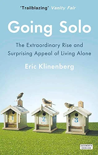 Going Solo: The Extraordinary Rise and Surprising Appeal of Living Alone (English Edition)